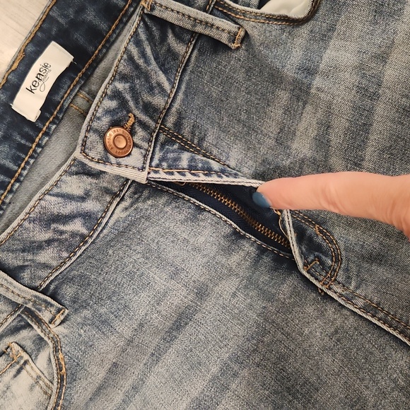 Light wash, distressed cropped Kensie jeans size 14! - Picture 6 of 9